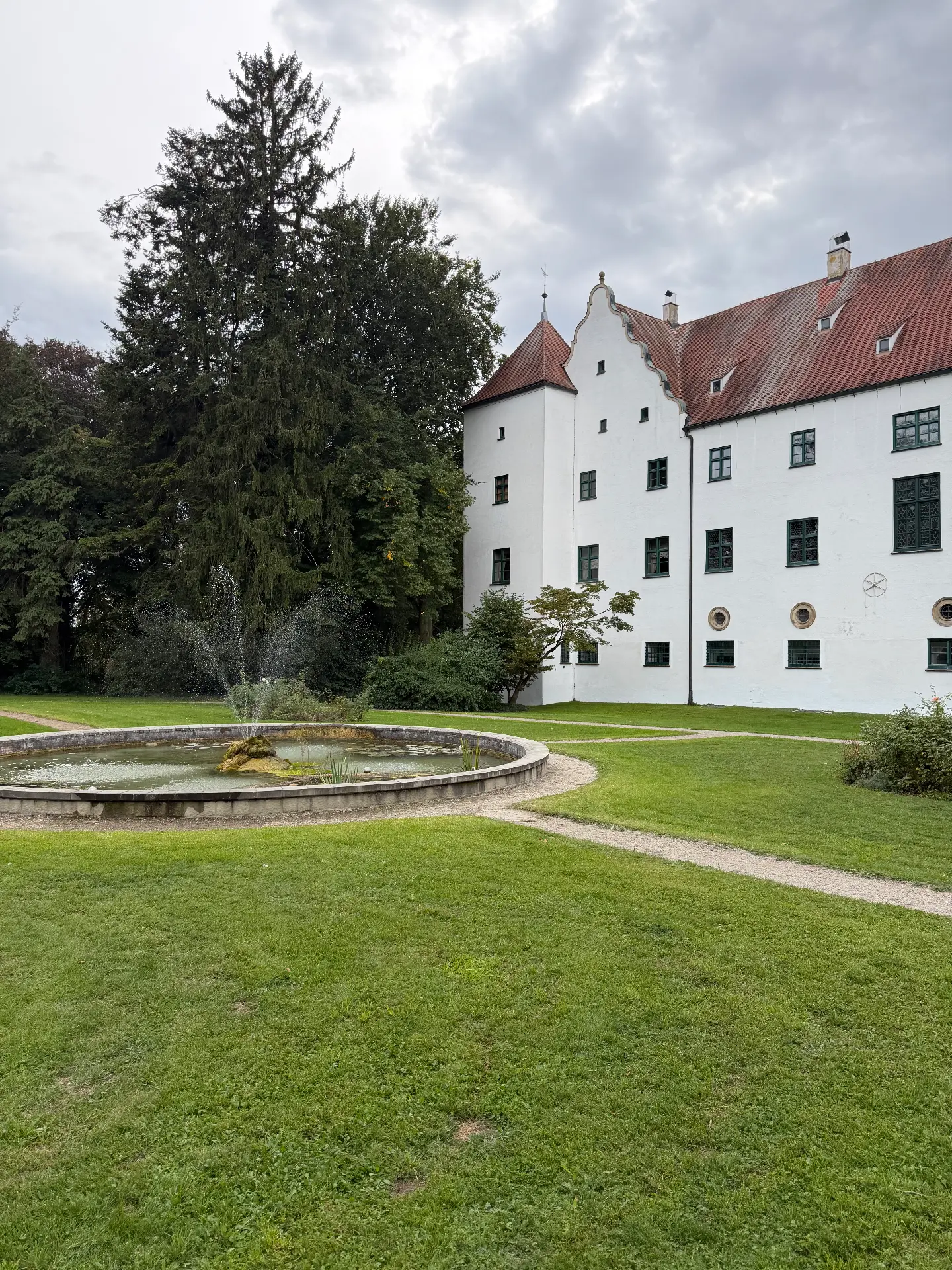 Fuggerschloss Kirchheim mit Schlossgarten und Brunnen
