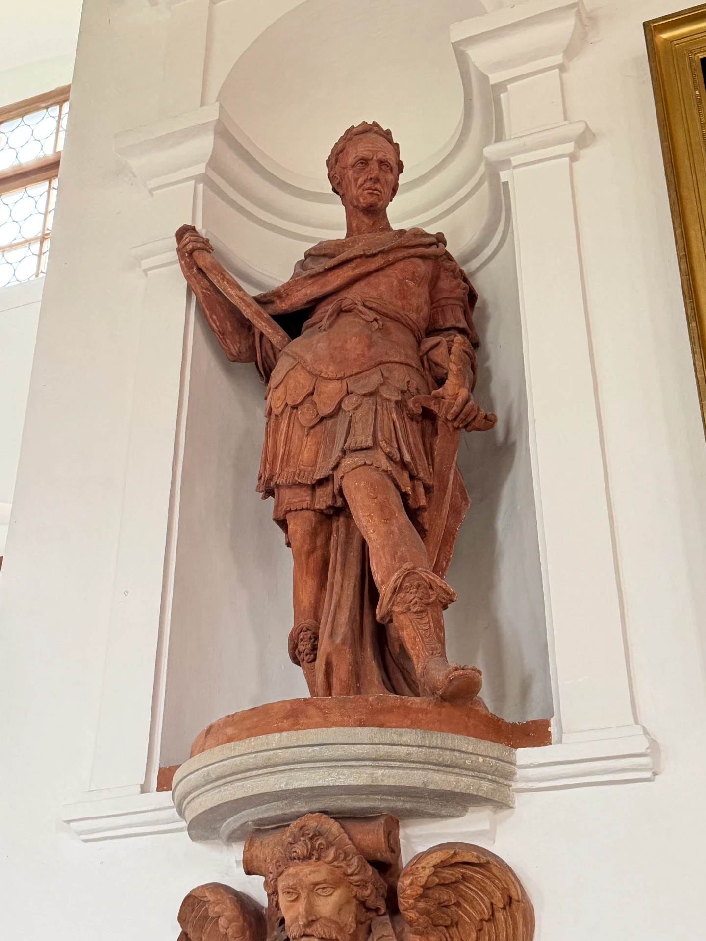Historische Terrakottafigur im Zedernsaal