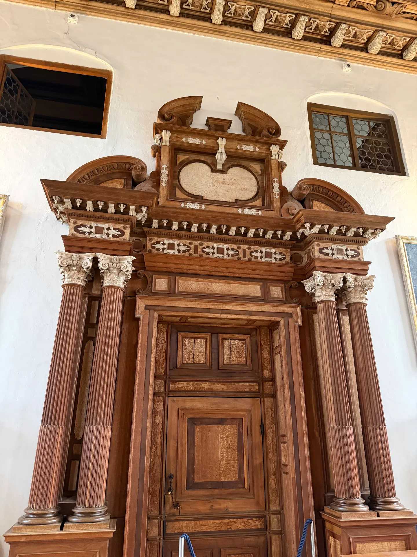 Geschnitztes Renaissanceportal im Zedernsaal