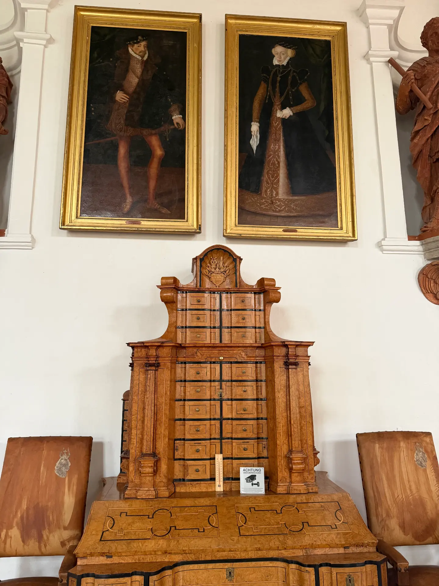 Historischer Kabinettschrank und Porträts im Zedernsaal