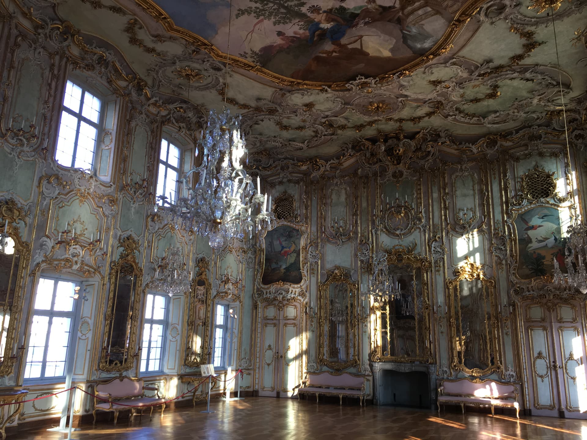 Rokoko-Festsaal des Schaezlerpalais in Augsburg mit Kristalllüstern und Deckenfresko