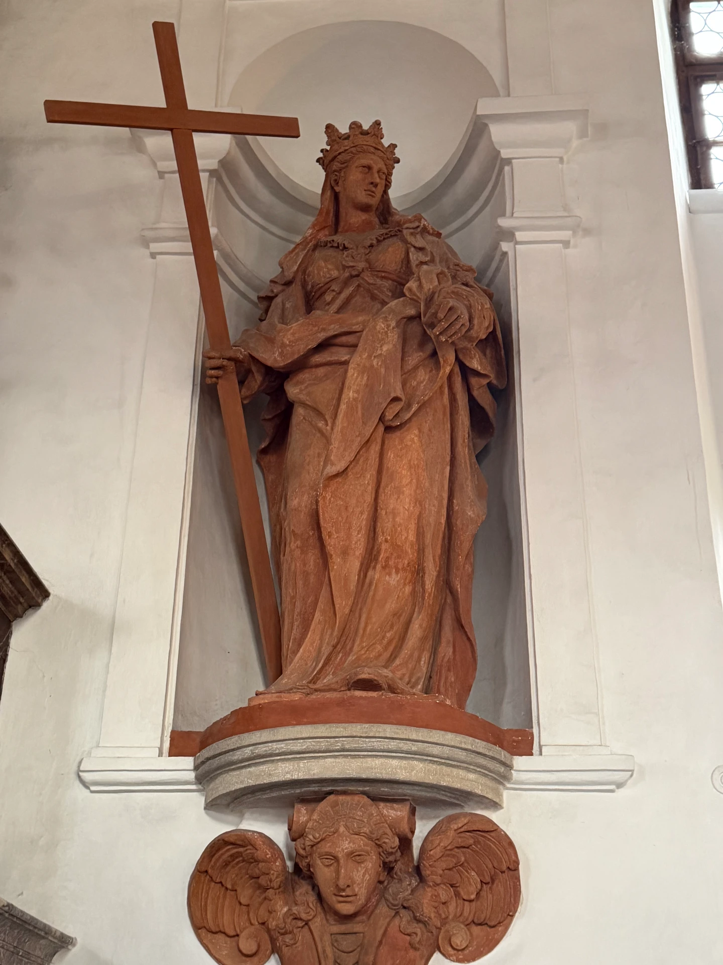 Gekrönte Terrakottafigur mit Kreuz im Zedernsaal