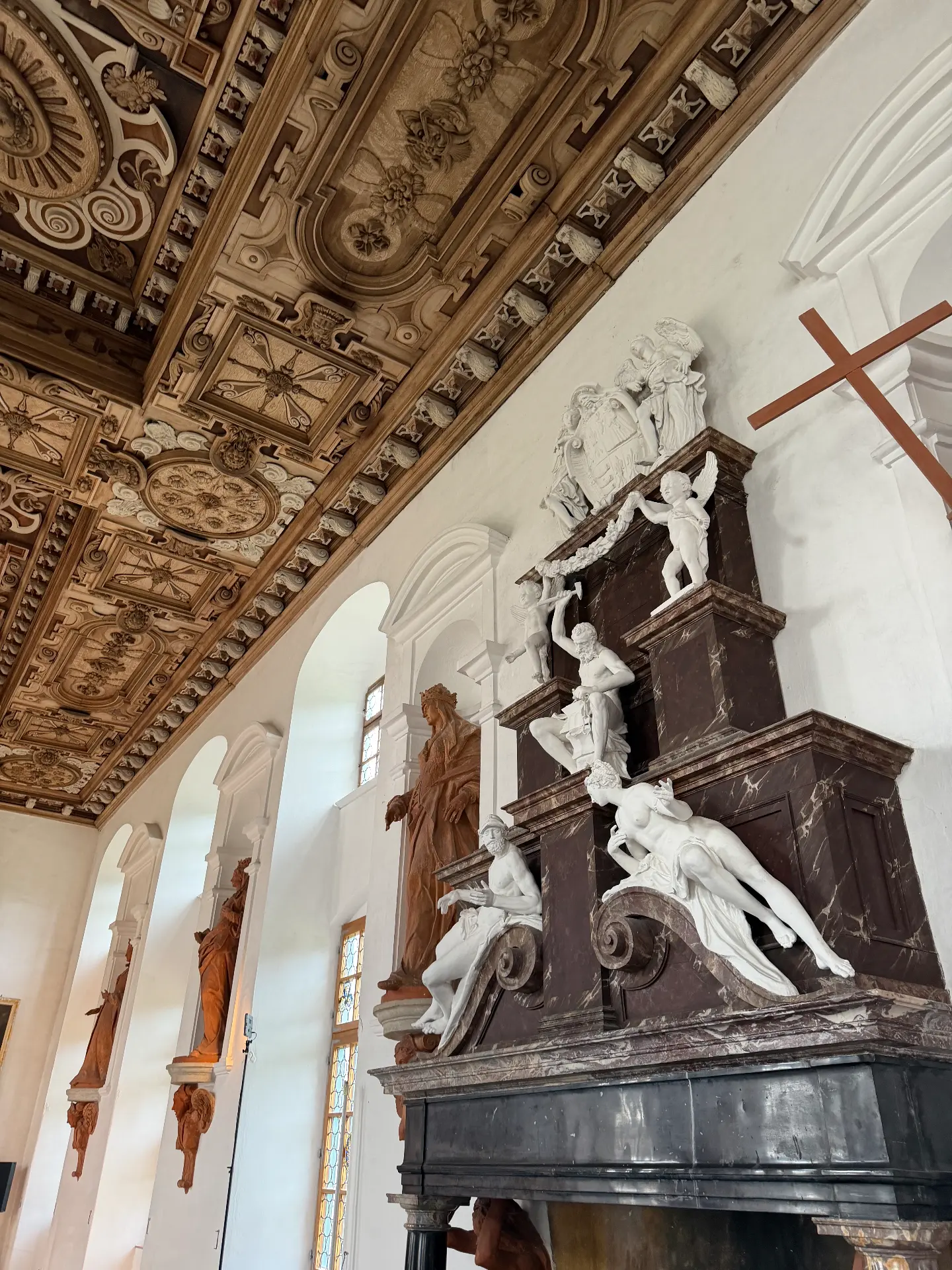 Zedernsaal mit Kassettendecke und Marmorkamin