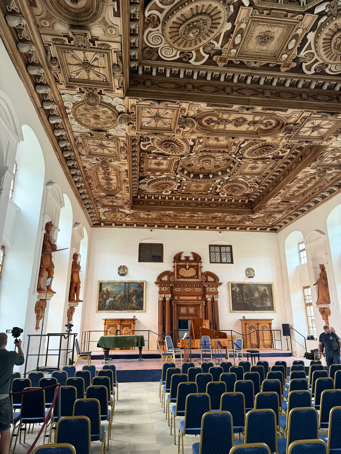 Zedernsaal mit Konzertbestuhlung und Bühne