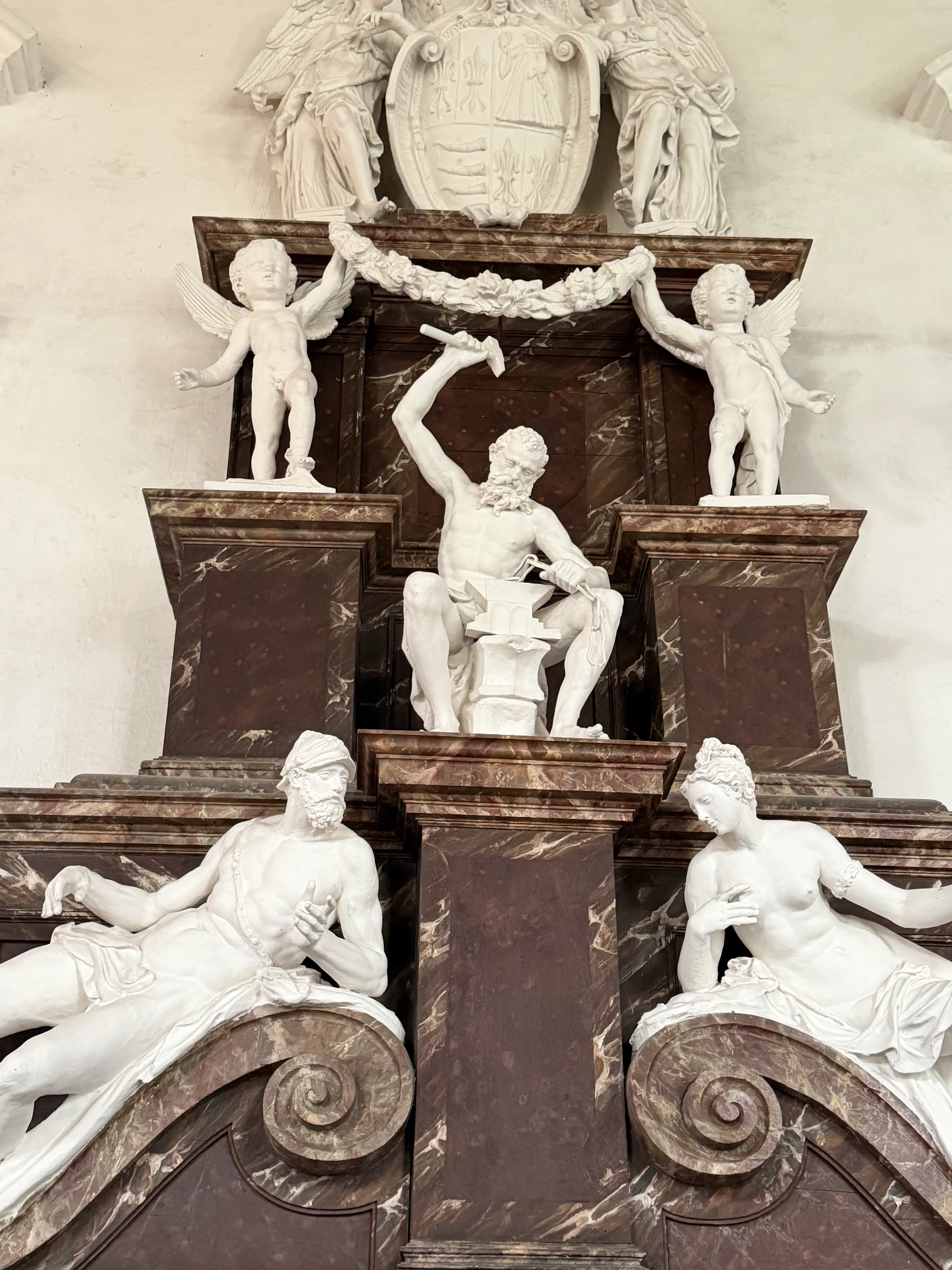 Figurengruppe am Marmorkamin des Zedernsaals