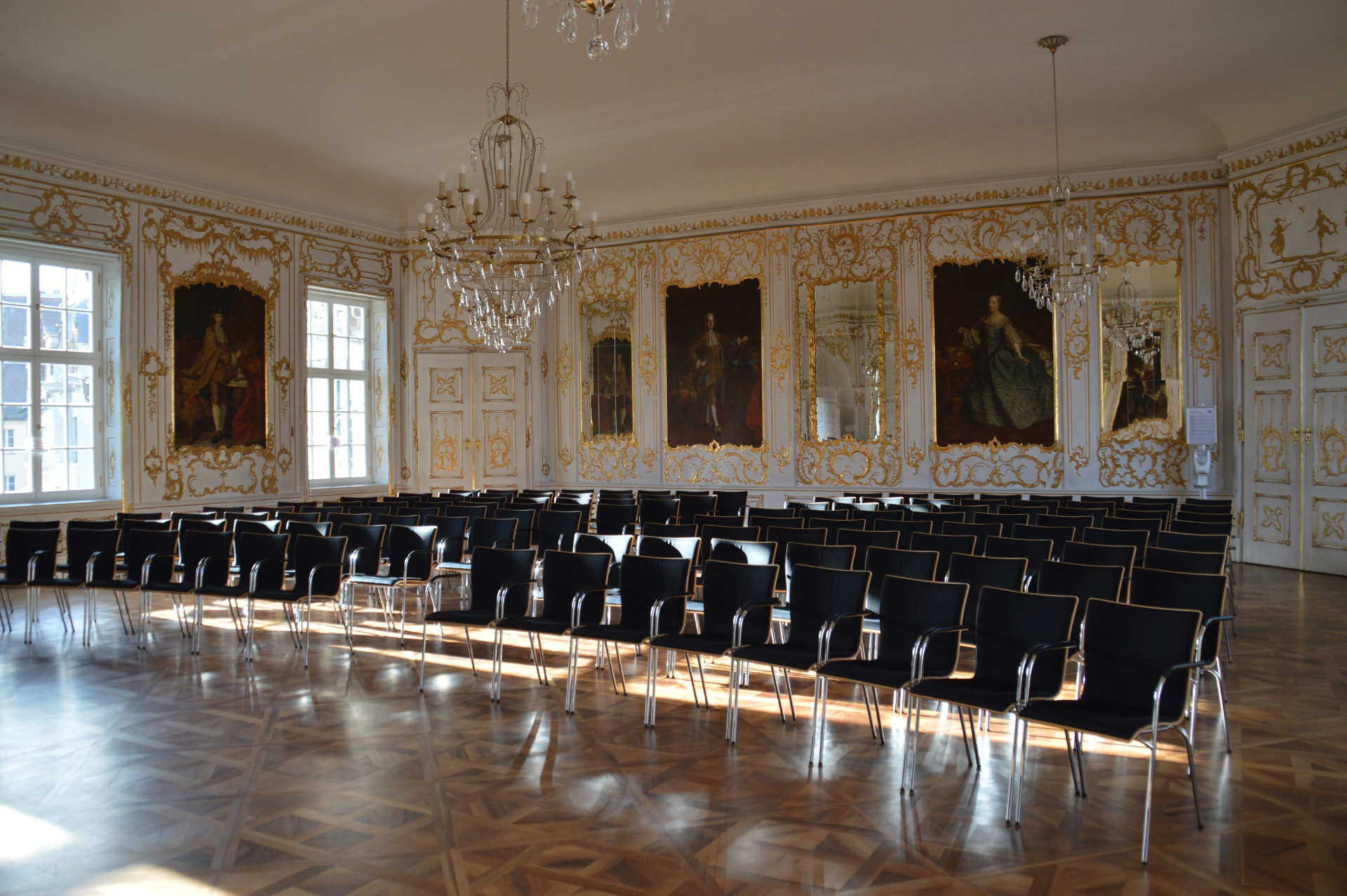 Rokokosaal der Regierung von Schwaben in Augsburg mit Stuckdekor und Kronleuchtern