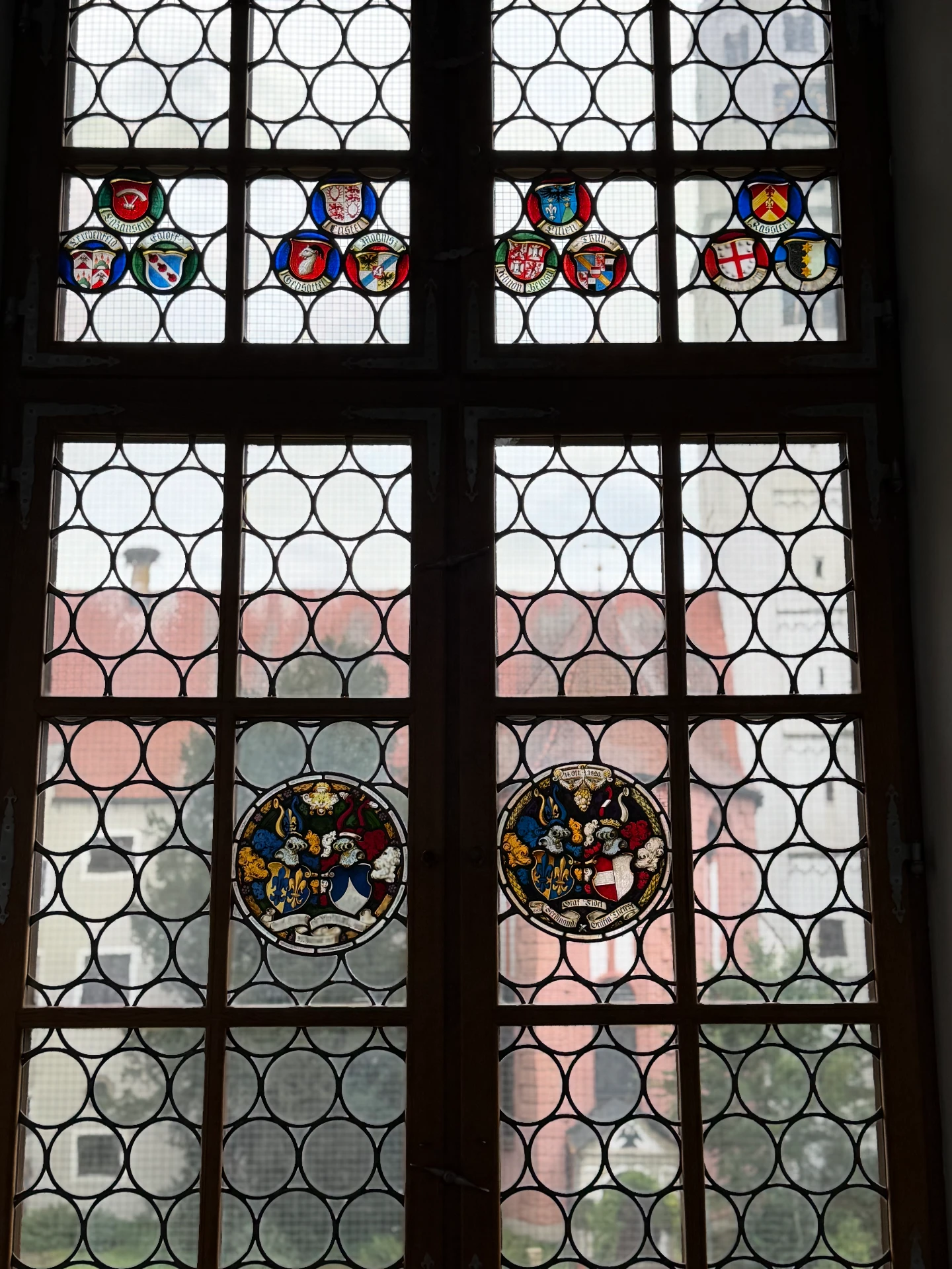 Historisches Wappenfenster im Fuggerschloss Kirchheim