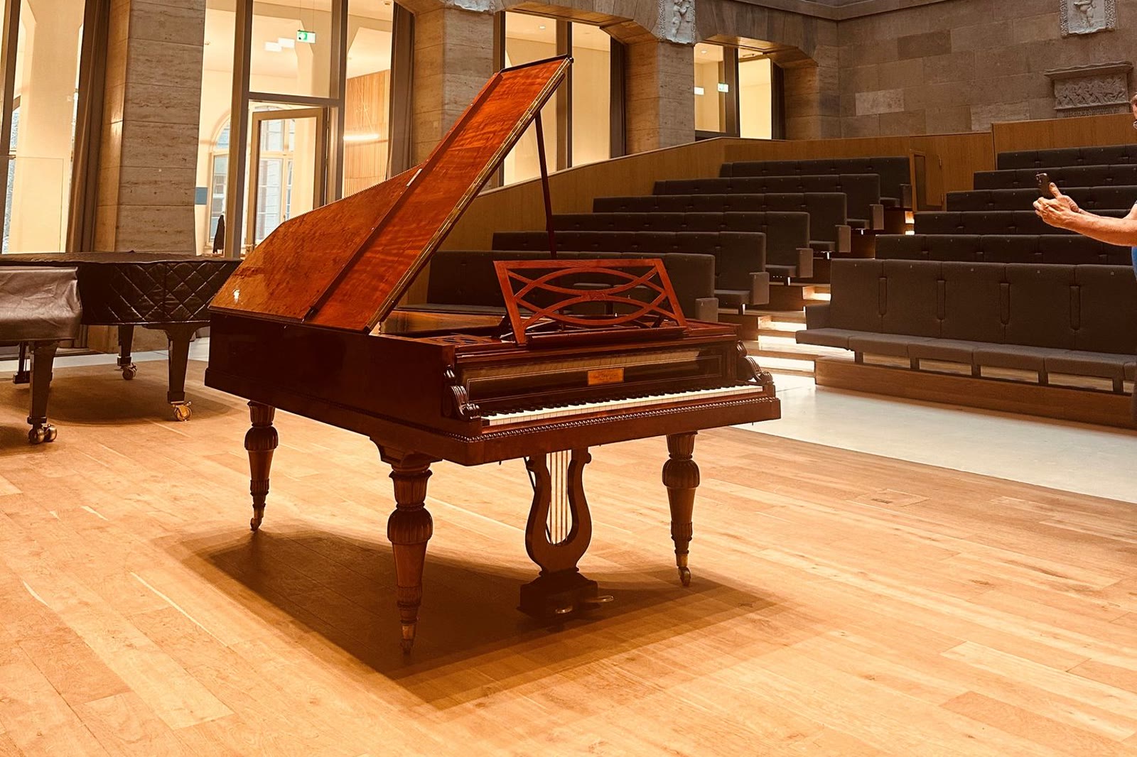 Konzertsaal Grottenau des Leopold Mozart College of Music mit historischem Flügel